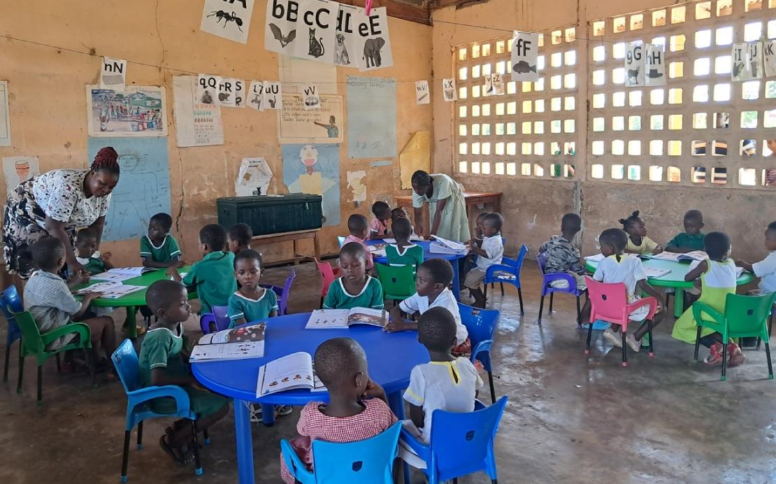 새로운 책상에서 공부하는 아이들